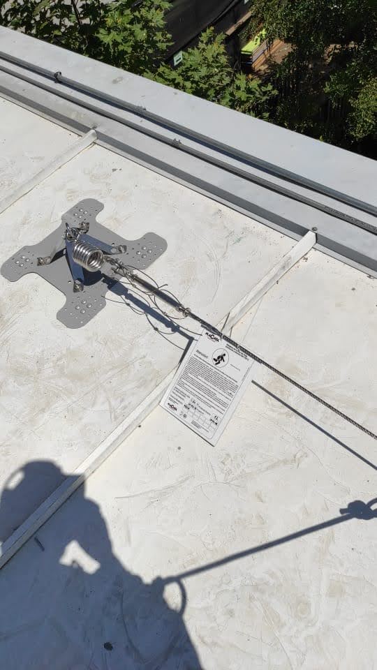 Instalación de líneas de vida certificadas