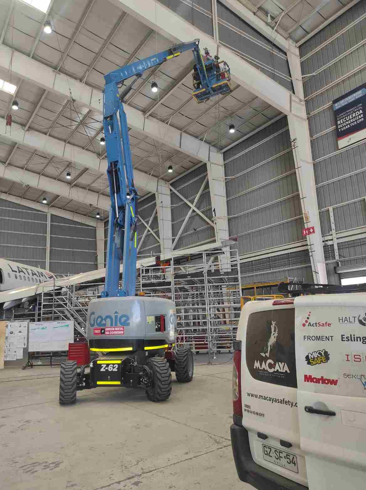 Instalación de líneas de vida en un hangar