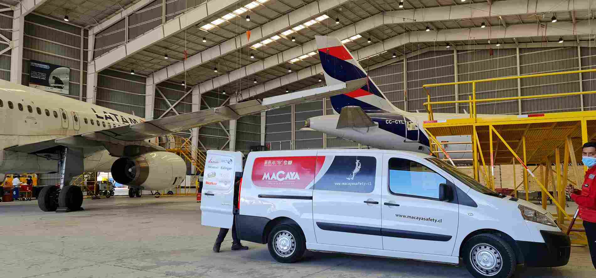 Líneas de vida en hangar de Latam Airlines con camioneta de MacayaSafety