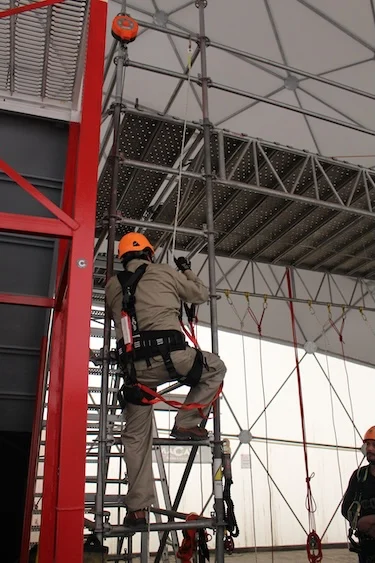 capacitación en altura en una torre con línea de vida vertical