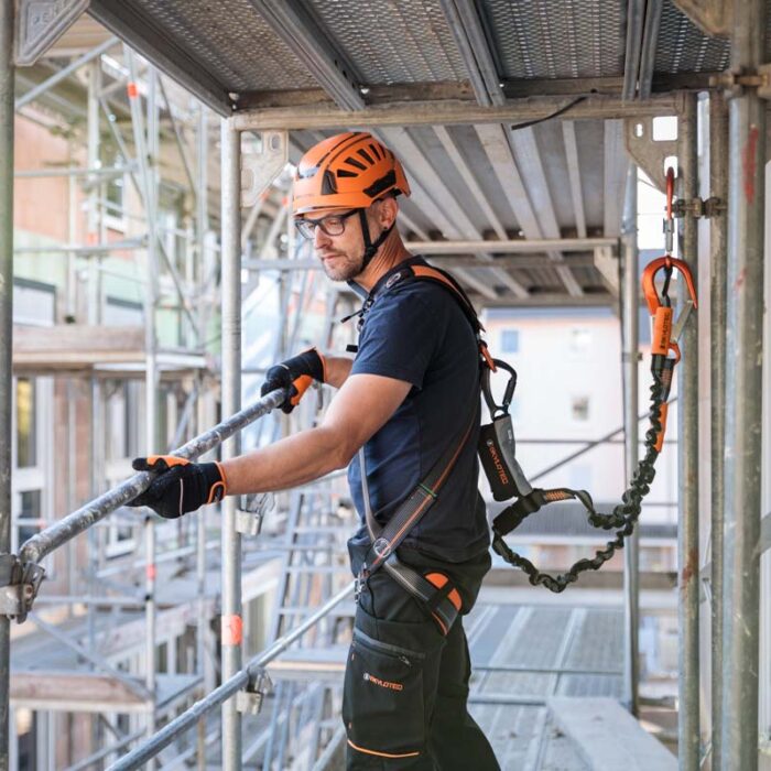 Trabajador utilizando el Amortiguador Skylotec Y Skysafe Pro Flex 1.8 m en trabajo en altura