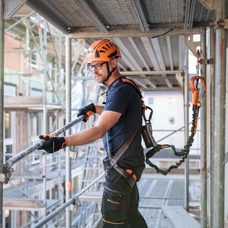 Trabajador utilizando el Amortiguador Skylotec Y Skysafe Pro Flex 1.8 m en trabajo en altura