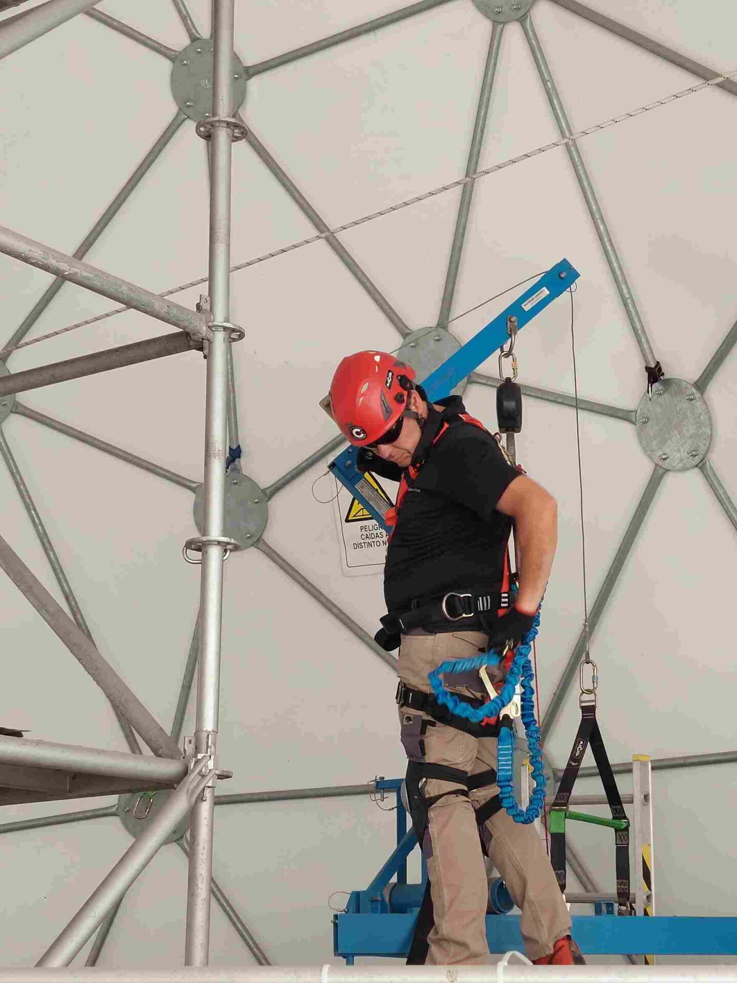 trabajador en entrenamiento en rescate en altura