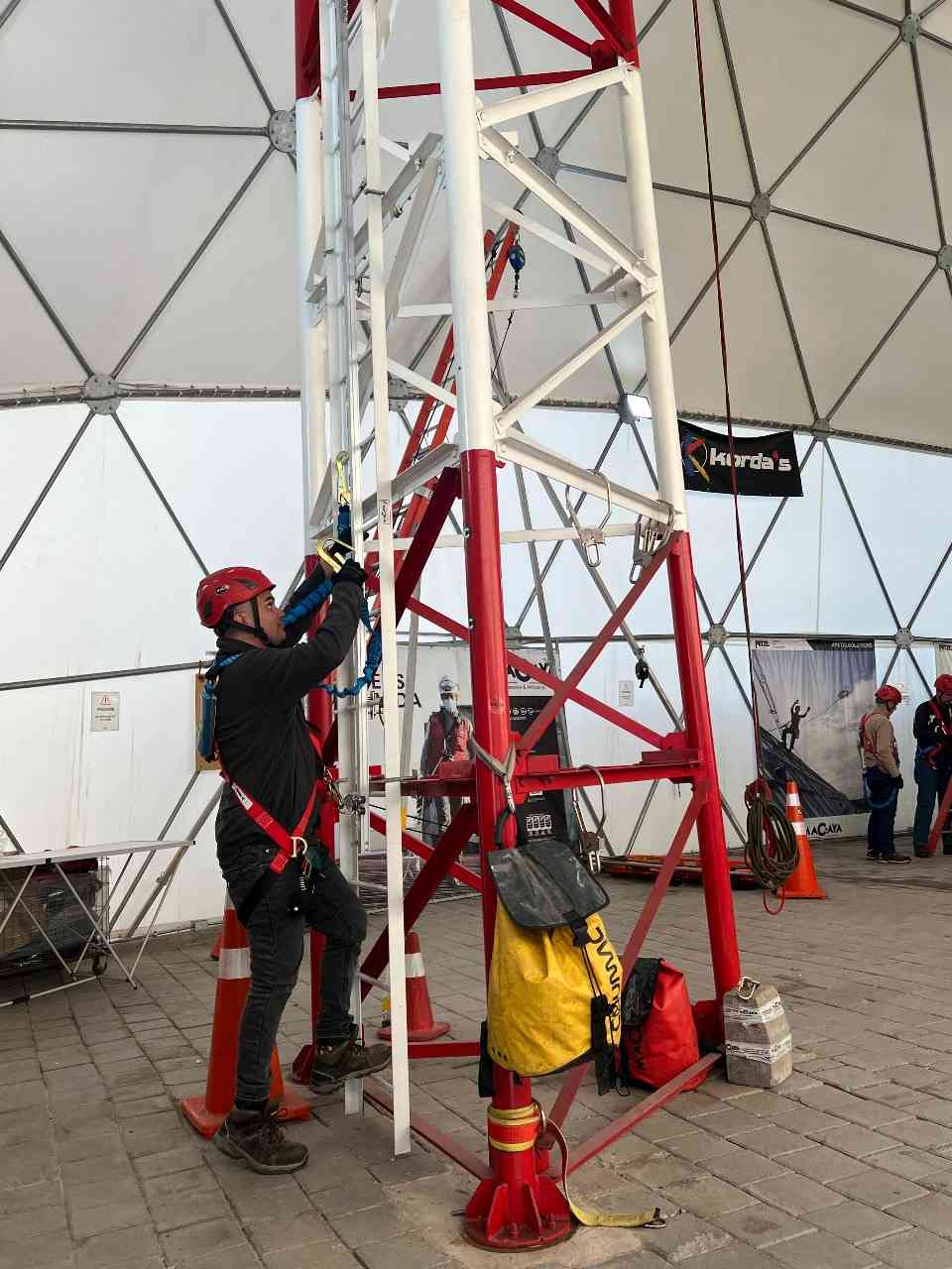 trabajador en el centro de capacitaciones usando la línea de vida riel