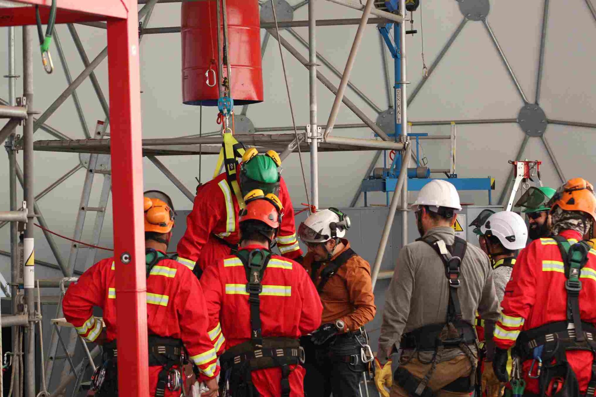 equipo de trabajadores en capacitación de trabajo en espacios confinados