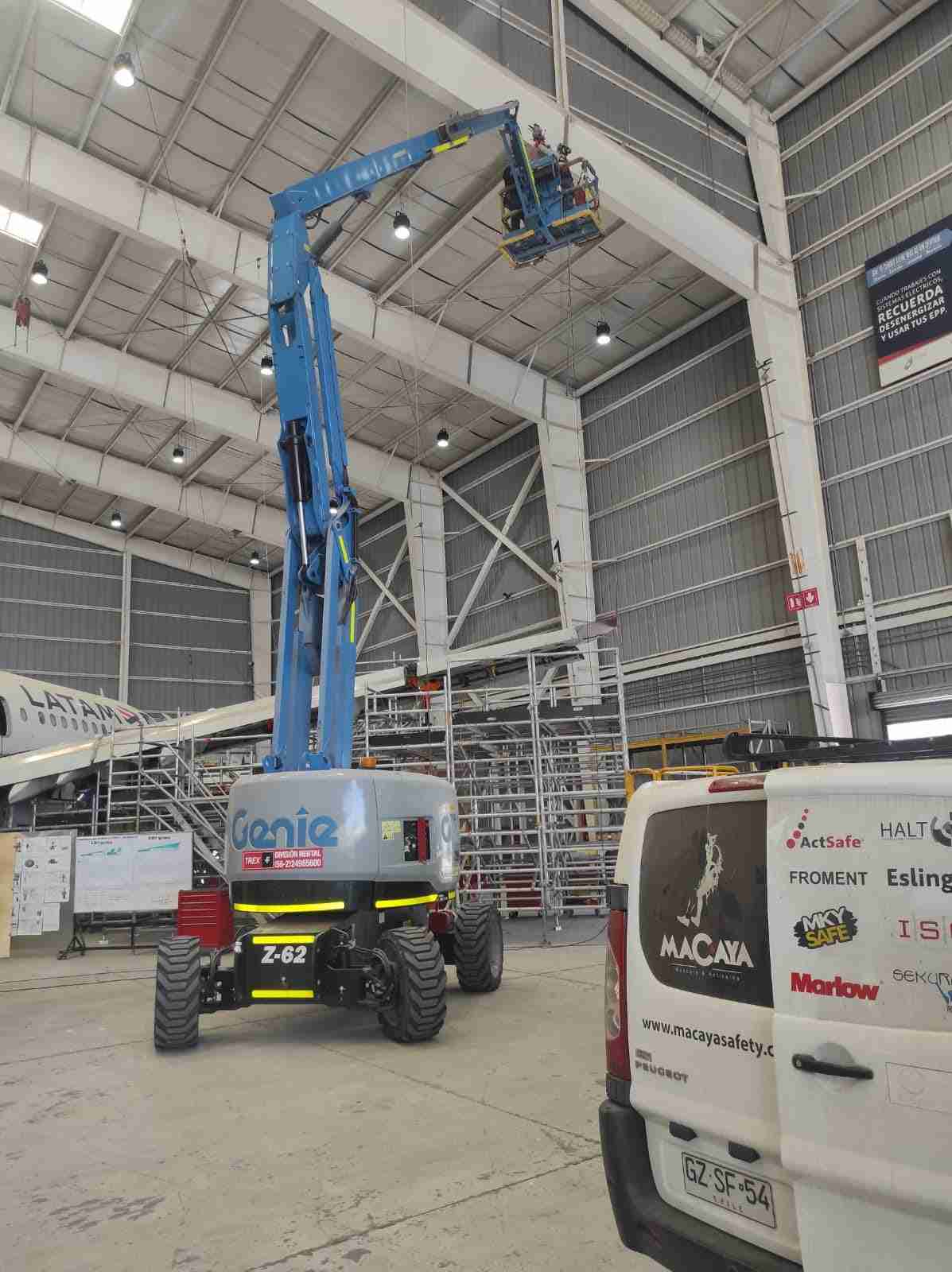 Macaya dsafety instalando líneas de vida en un hangar de Latam Airlines