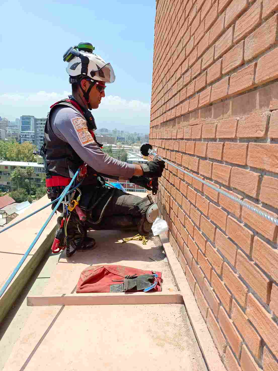 operario de macayasafety instalando líneas de vida