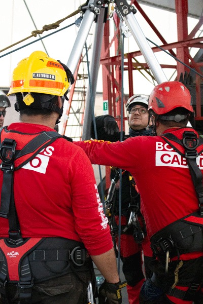 Alumnos con arneses Macaya, cascos y polera de práctica durante una capacitación en altura en el domo de Macaya Safety