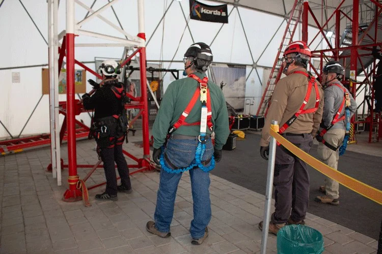 Alumnos supervisan un ejercicio de trabajo en altura de Macaya Safety