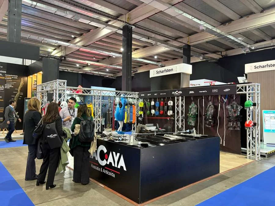 Asesor de Macaya Safety atiende a clientes en el stand de Edifica 2026