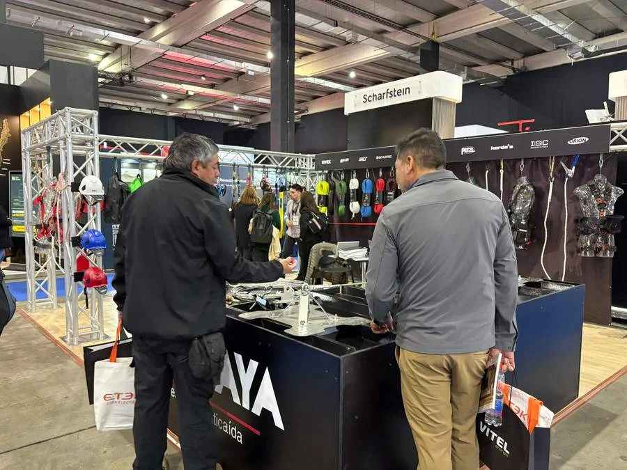 Visitantes revisan una línea de vida en el stand de Macaya Safety en Edifica 2026