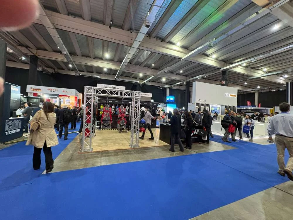 Vista general del stand de Macaya Safety con equipos para trabajo en altura en Edifica 2026